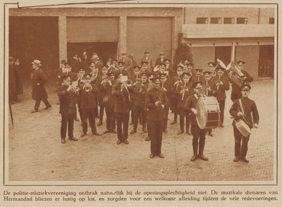 99314 Afbeelding van de Politie Muziekvereniging bij de opening van het Hoofdbureau van Politie (Catharijnekade 12) te ...